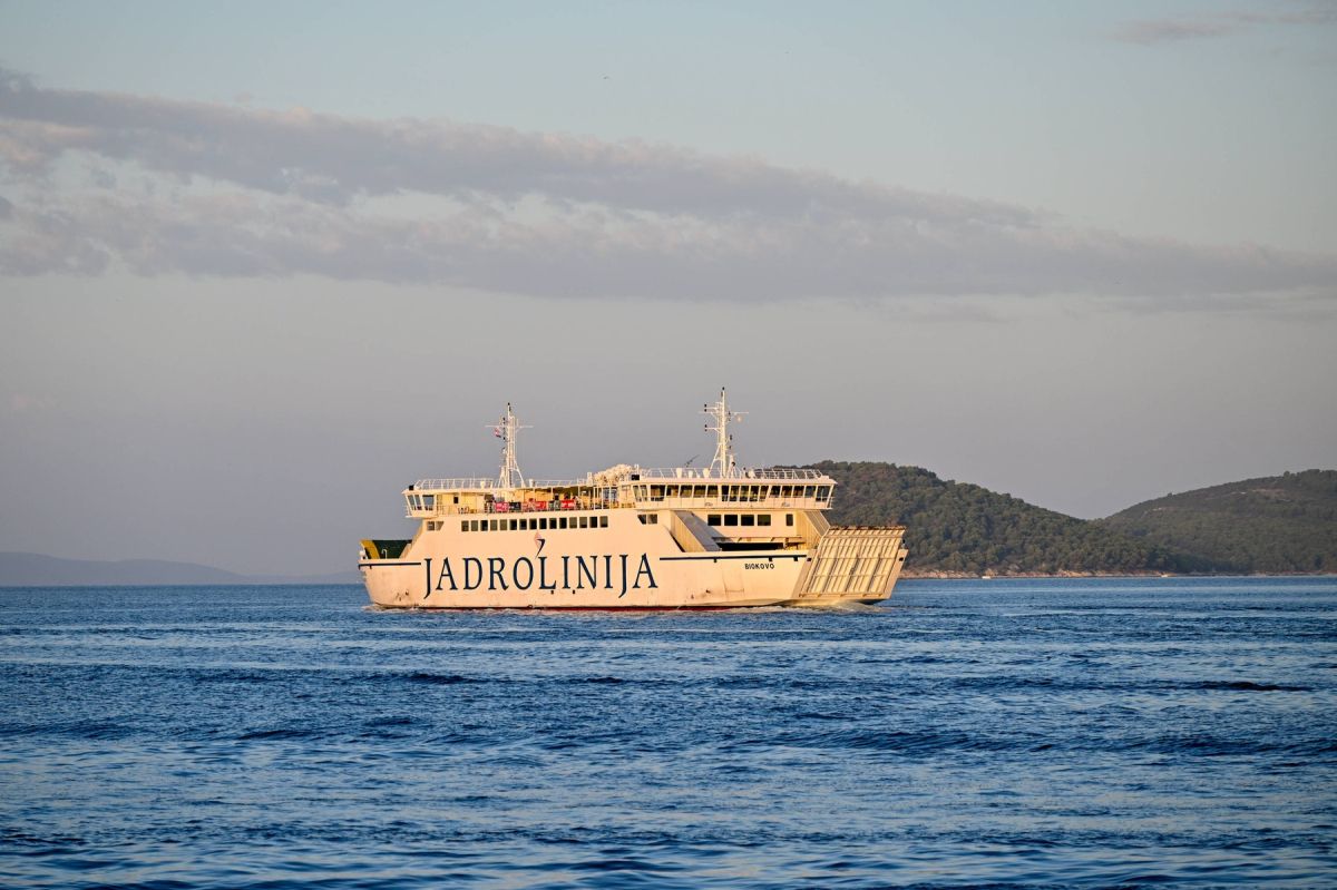 Drama na morju: trajekt trčil v jadrnico, jadralec pristal v morju Drama na morju: trajekt trčil v jadrnico, jadralec pristal v morju