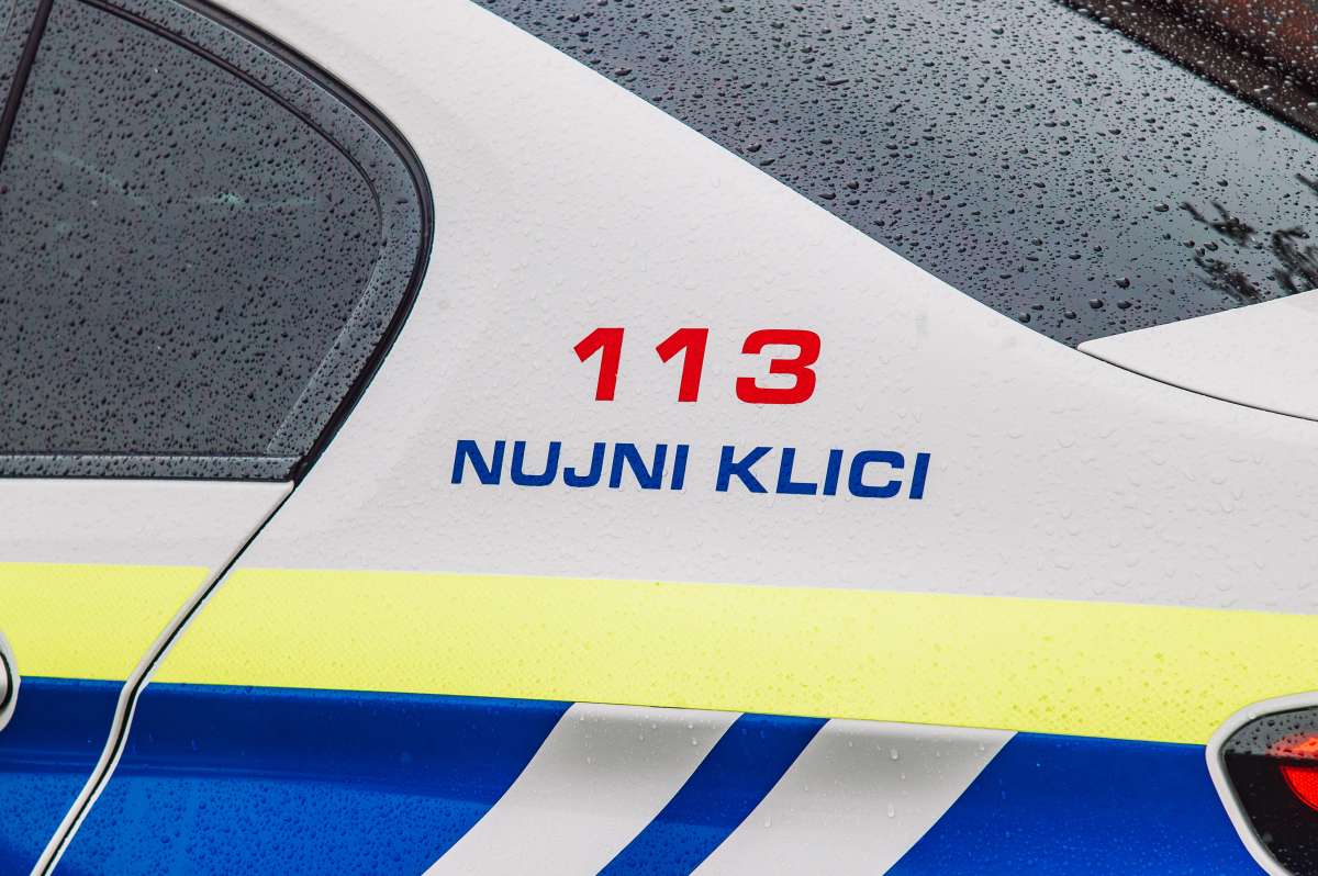 Hujša prometna nesreča pri Lescah, trčila avtobus in avtomobil Hujša prometna nesreča pri Lescah, trčila avtobus in avtomobil