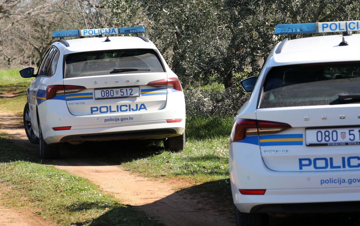 Kmetica bosa bežala čez njivo, za njo goloprs in bos kmet, sodišče ni kupilo njegove zgodbe Kmetica bosa bežala čez njivo, za njo goloprs in bos kmet, sodišče ni kupilo njegove zgodbe