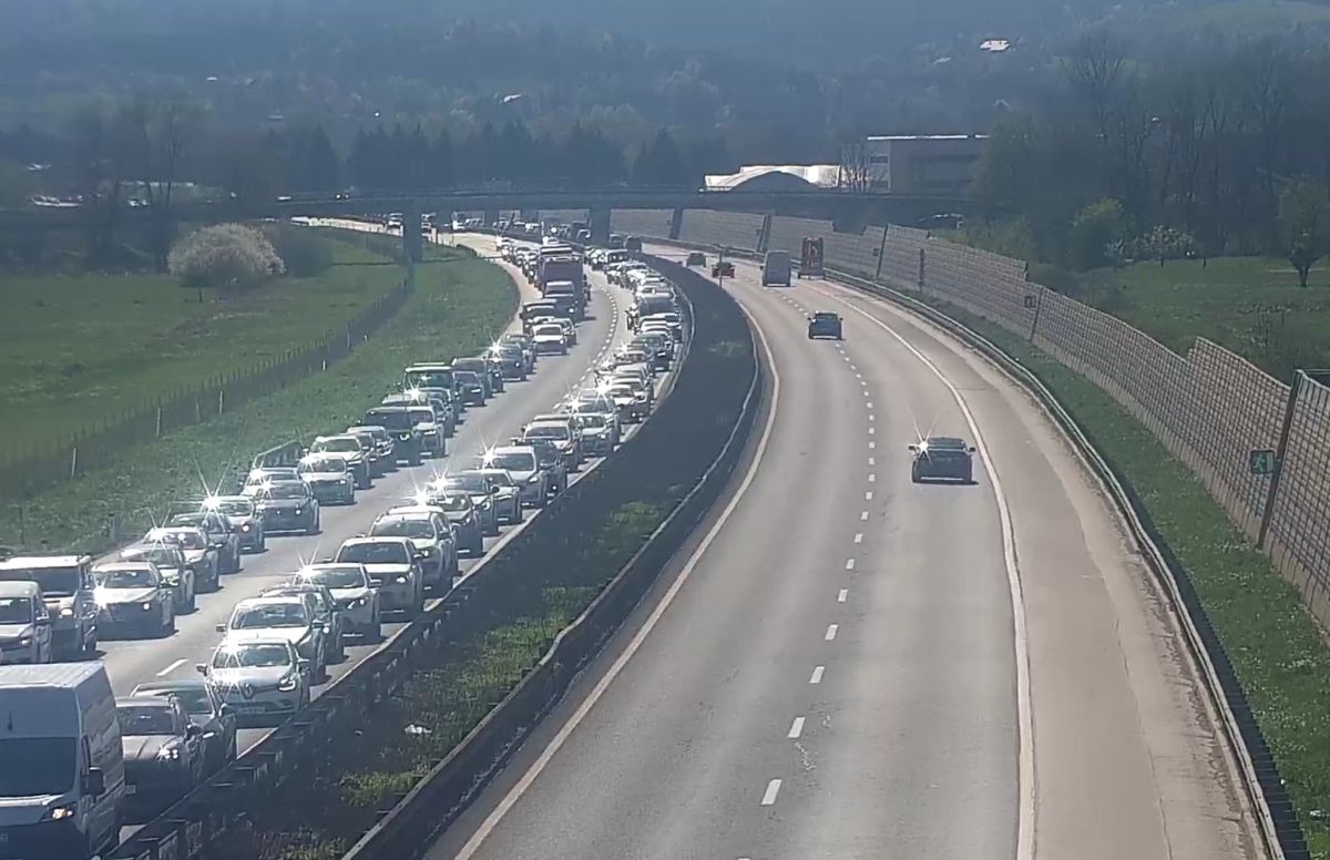 Na cestah zastoji v smeri turističnih krajev, najhuje v Ljubljani Na cestah zastoji v smeri turističnih krajev, najhuje v Ljubljani