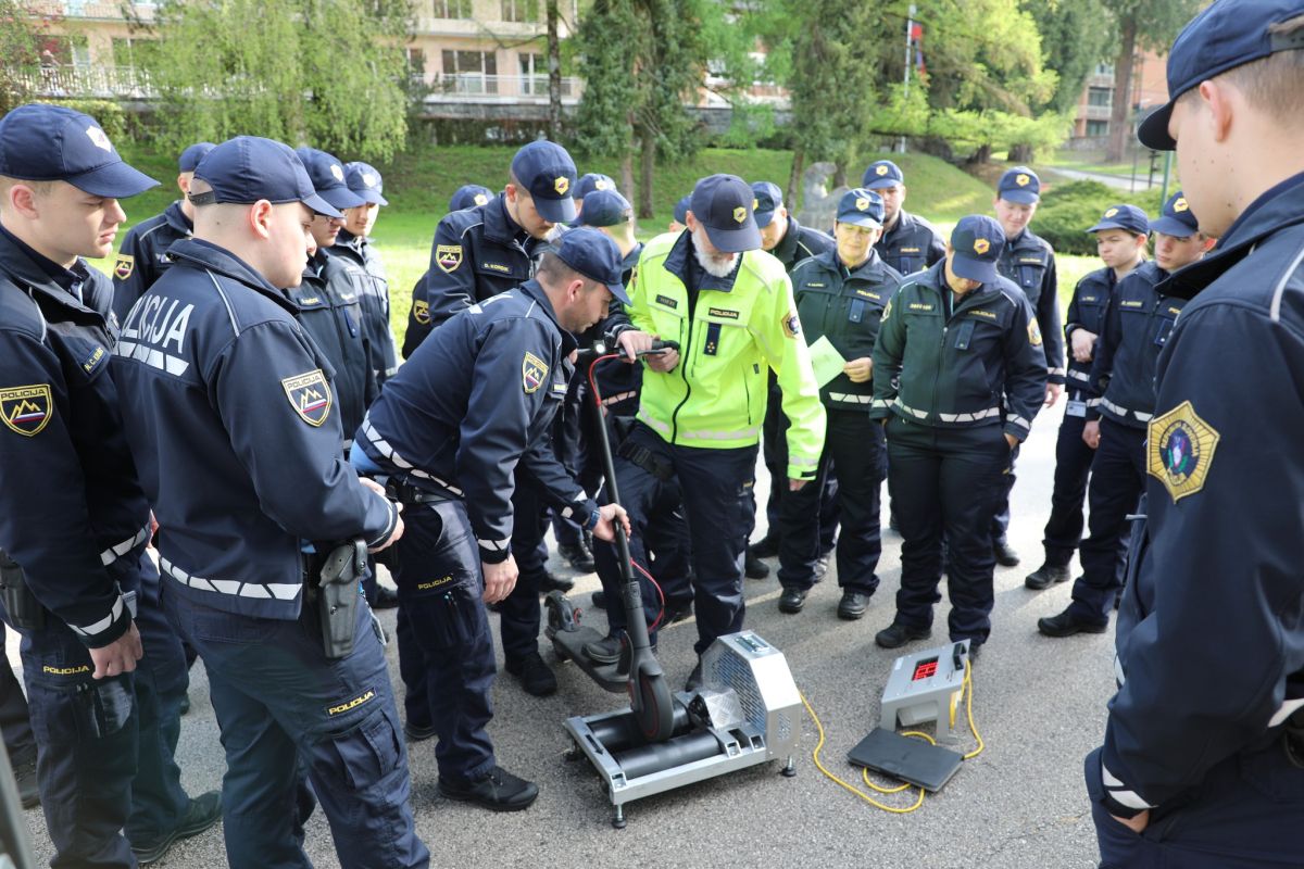 Policija zaostruje nadzor nad e-skiroji: 268 nesreč v letu 2024 Policija zaostruje nadzor nad e-skiroji: 268 nesreč v letu 2024