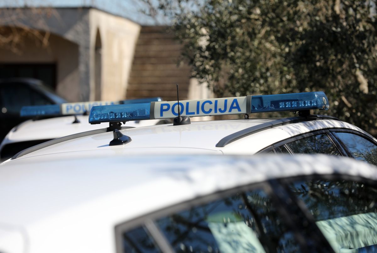Policista od tujcev terjala plačilo celotne globe in v žep pospravila “polovičko” Policista od tujcev terjala plačilo celotne globe in v žep pospravila “polovičko”