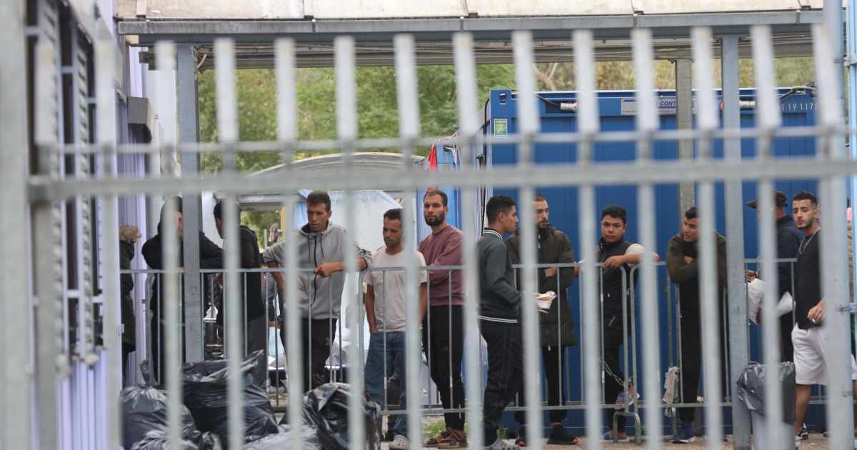 Tujcev tudi v kriznih razmerah ni mogoče po hitrem postopku odstraniti iz države Tujcev tudi v kriznih razmerah ni mogoče po hitrem postopku odstraniti iz države