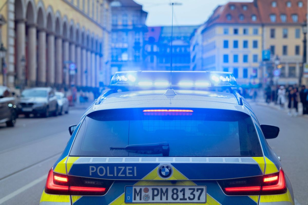 V Münchnu voznik zapeljal na postajo tramvaja, poškodovanih sedem ljudi V Münchnu voznik zapeljal na postajo tramvaja, poškodovanih sedem ljudi