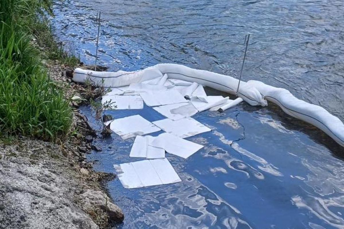 V reko Savinjo iztekla večja količina sivomodre tekočine (foto) V reko Savinjo iztekla večja količina sivomodre tekočine (foto)