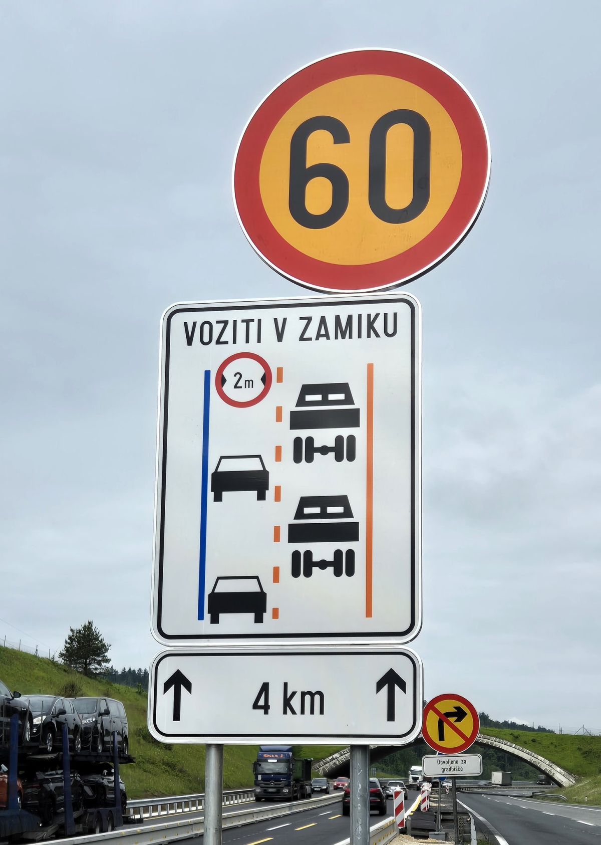 Voznike bega nov prometni znak na dolenjski avtocesti