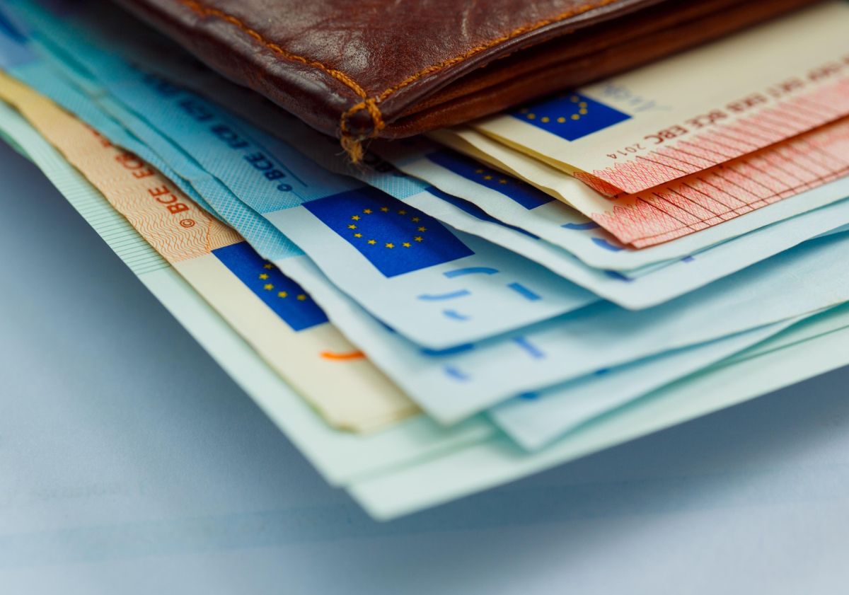 Vpis gotovine v ustavo: poslanci podprli sprožitev postopka Vpis gotovine v ustavo: poslanci podprli sprožitev postopka