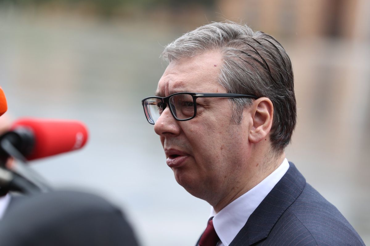 Vučić besen na sodišče: v hišni pripor so izpustili teroriste in pučiste