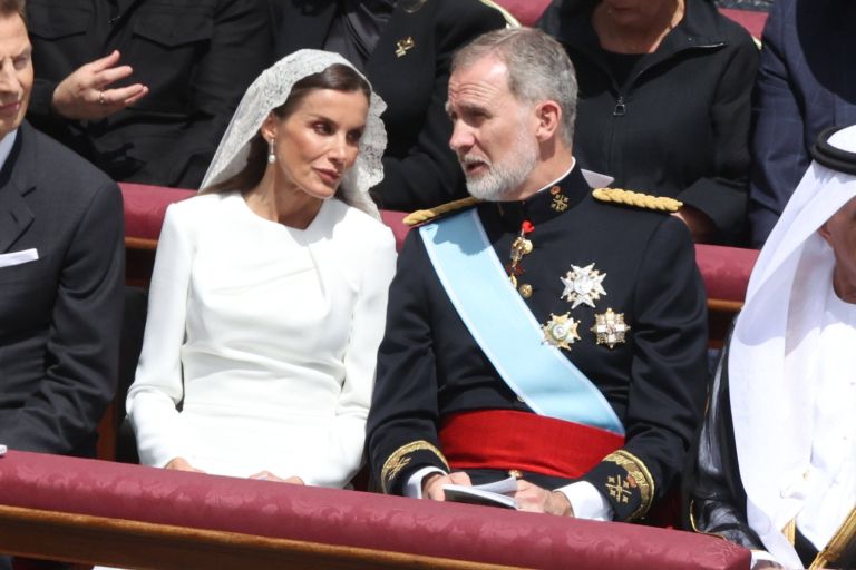 Zakaj lahko kraljica Letizia in kneginja Charlene pri papežu nosita belo? Zakaj lahko kraljica Letizia in kneginja Charlene pri papežu nosita belo?